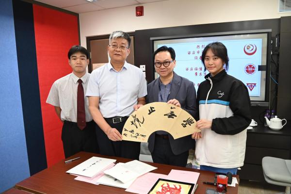 Principal Yan Chunxi from Xi'an No. 30 Secondary School visited Ching Chung