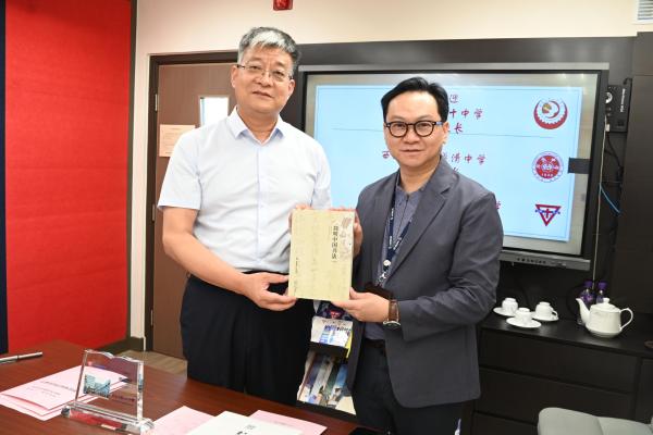 Principal Yan Chunxi from Xi'an No. 30 Secondary School visited Ching Chung