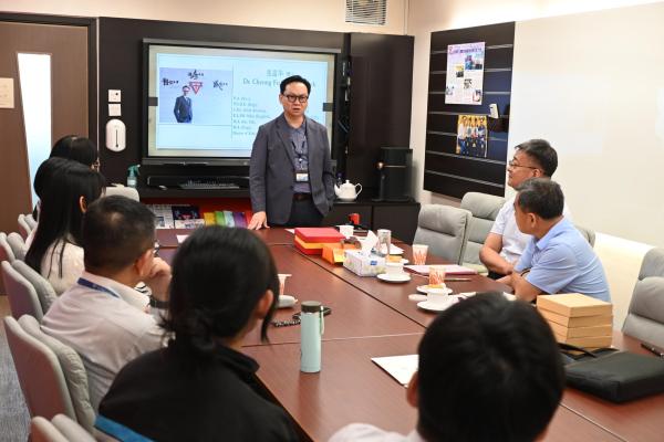 Principal Yan Chunxi from Xi'an No. 30 Secondary School visited Ching Chung