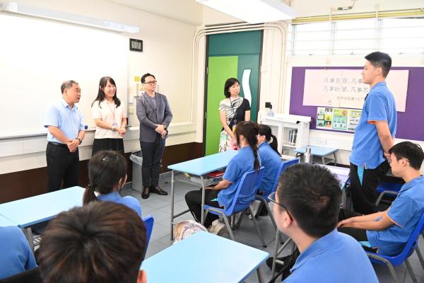 Principal Yan Chunxi from Xi'an No. 30 Secondary School visited Ching Chung