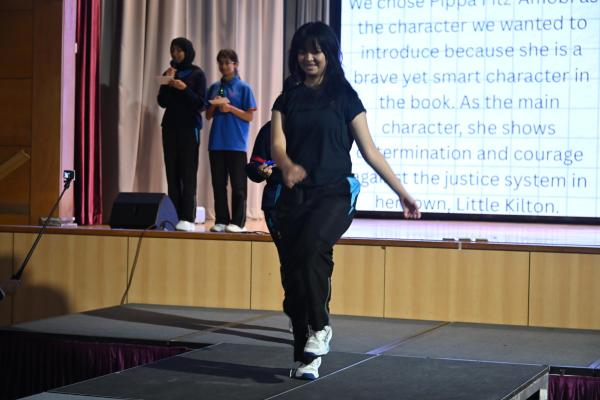 S2 書中角色Catwalk show