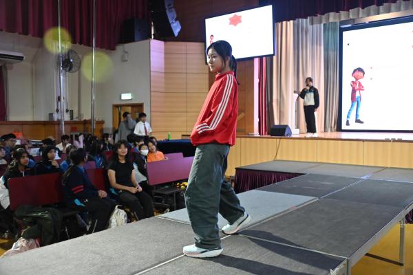 S2 書中角色Catwalk show