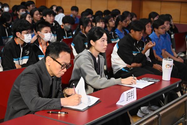 S2 書中角色Catwalk show