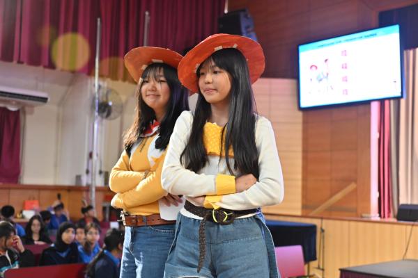 S2 書中角色Catwalk show