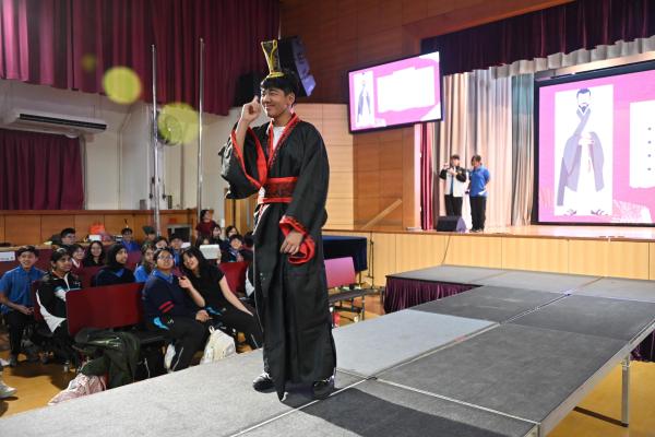 S2 書中角色Catwalk show