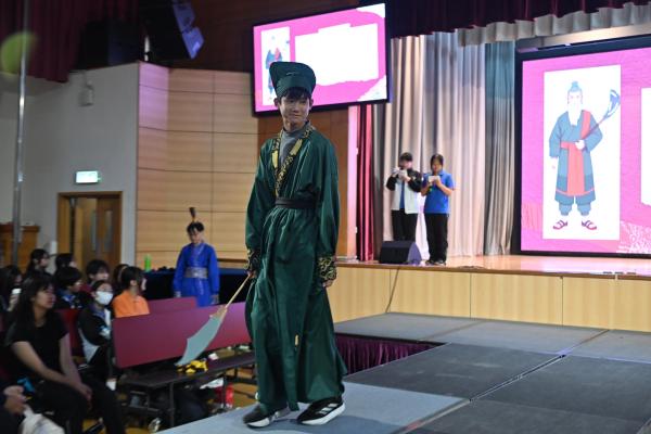 S2 書中角色Catwalk show