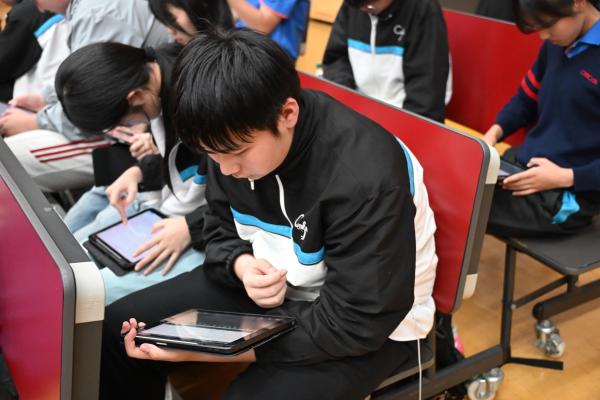 S2 書中角色Catwalk show