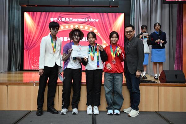 S2 書中角色Catwalk show