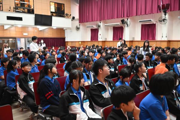 YM總會送贈迪士尼禮物給整級中一學生