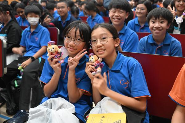YM總會送贈迪士尼禮物給整級中一學生